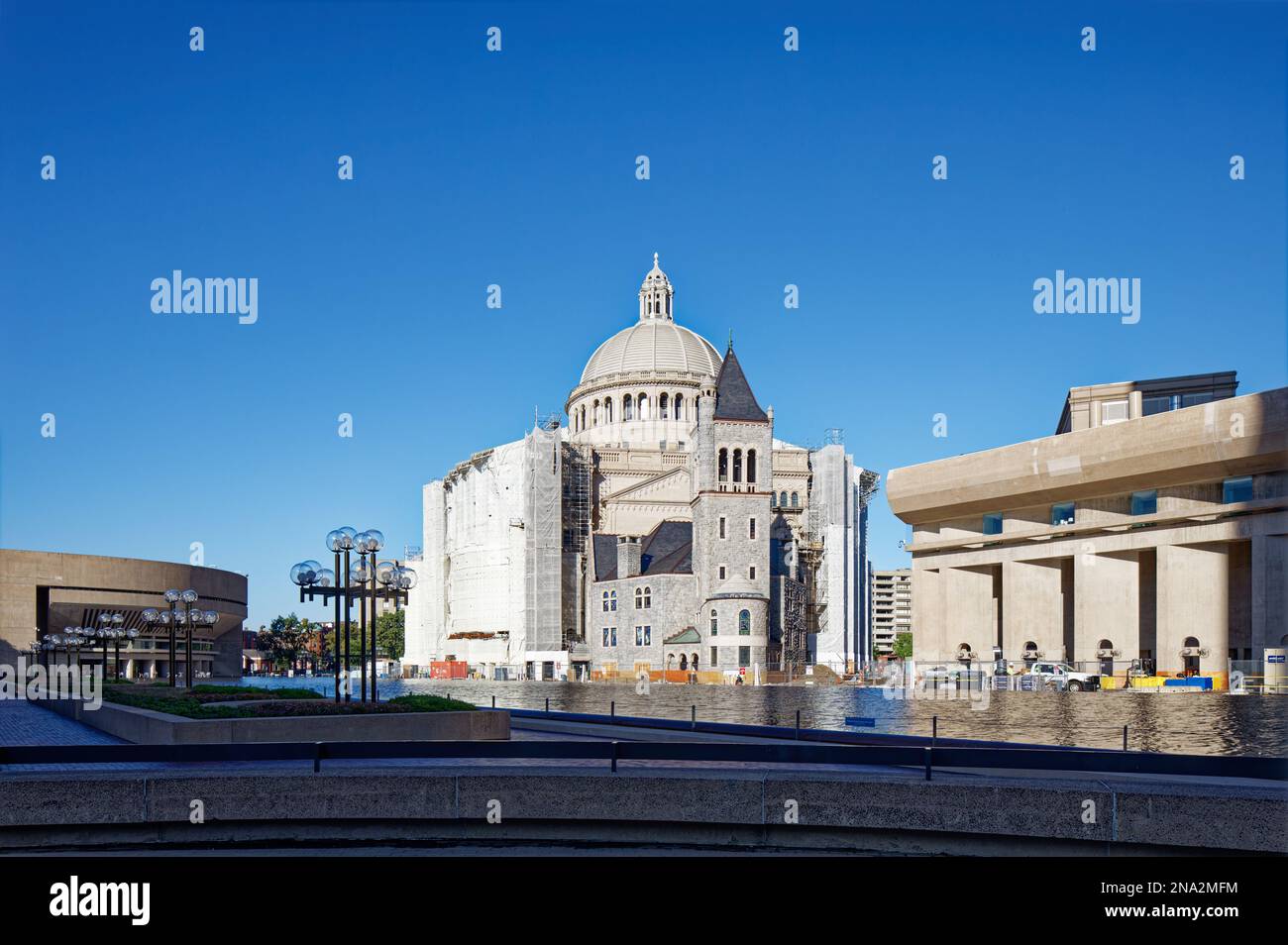 La première Église du Christ, scientifique, l’Église mère, est le point d’ancrage du Christian Science Plaza de Boston. Le pool de réflexion est au premier plan. Banque D'Images