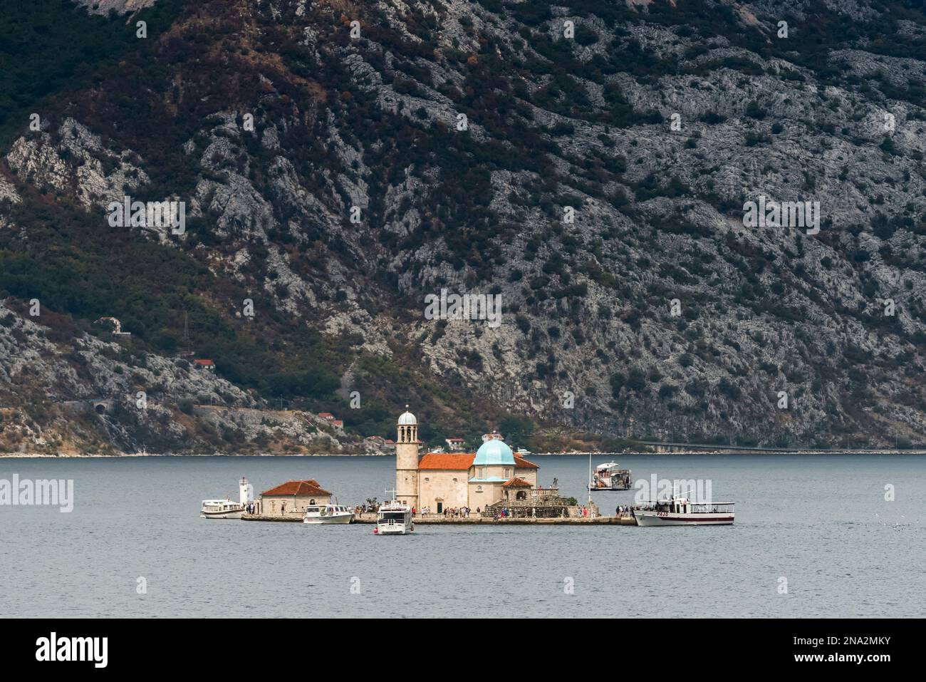 Église notre Dame des rochers sur l'îlot dans la baie de Kotor; Perast, municipalité de Kotor, Monténégro Banque D'Images