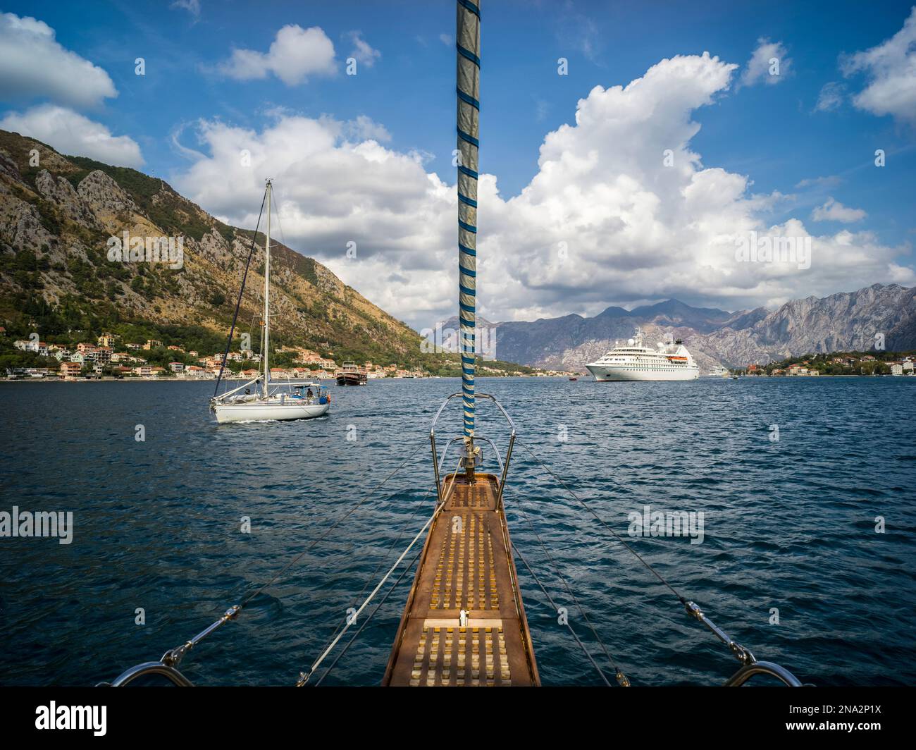 Voiliers et un bateau de croisière à l'extérieur de Kotor dans la baie de Kotor; Kotor, municipalité de Kotor, Monténégro Banque D'Images