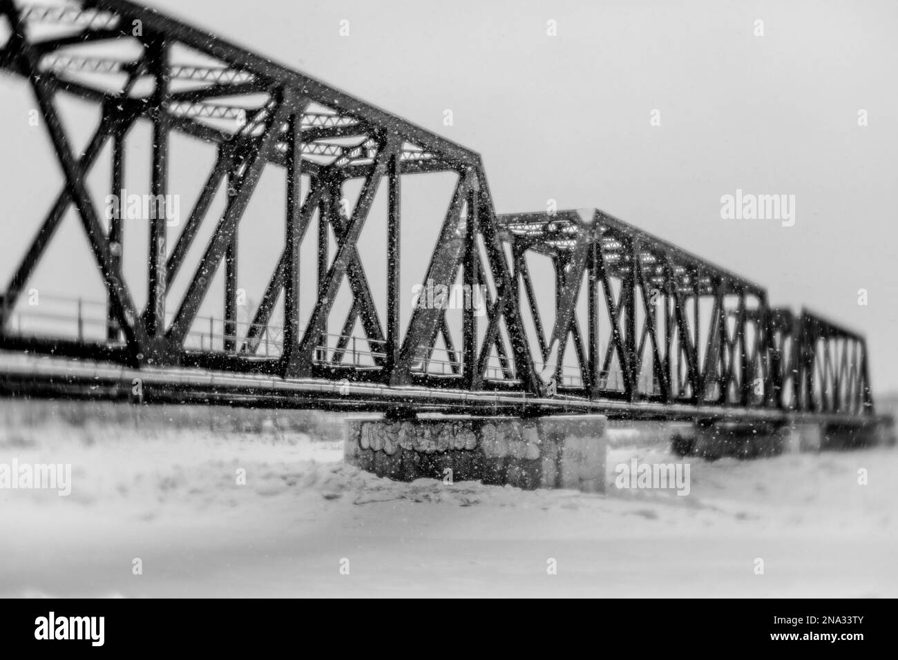 ancien pont de train en acier dans la tempête de neige, image en noir et blanc Banque D'Images