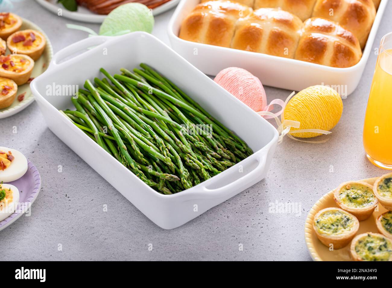 Asperges neuves blanchies ou rôties, accompagnement printanier pour le dîner de Pâques ou le brunch Banque D'Images