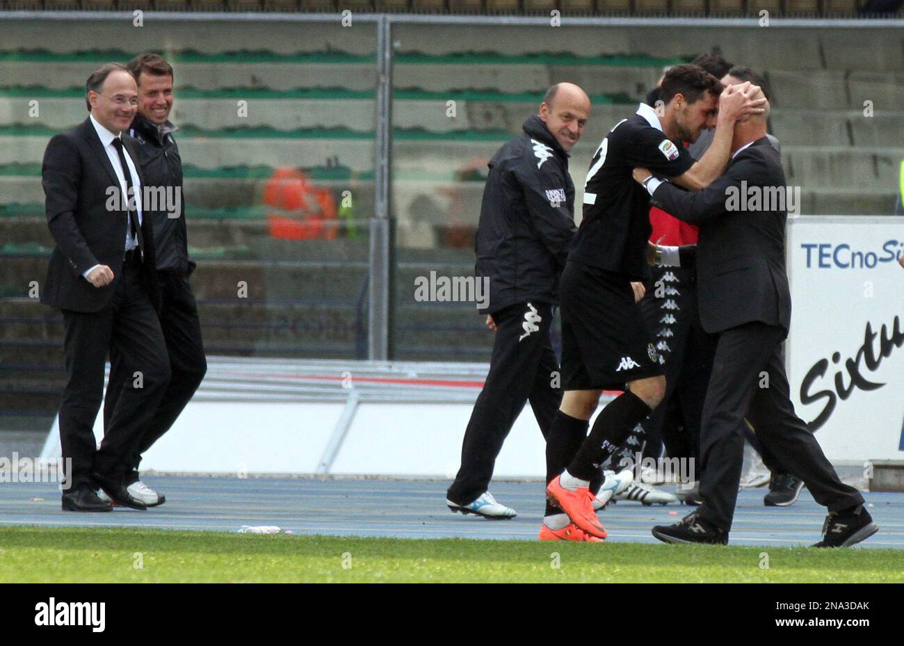 Siena's Mattia Destro, second from right, reacts with his coach Giuseppe Sannino after scoring during a Serie A soccer match against Chievo at Bentegodi stadium in Verona, Italy, Sunday, March 25, 2012. (AP Photo/Felice Calabro') Banque D'Images