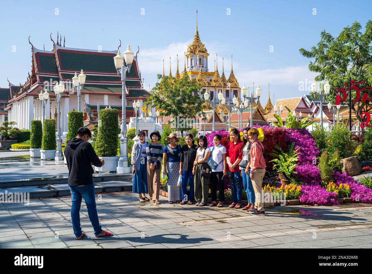 Un groupe thaïlandais a pris sa photo à côté des fleurs colorées du Pavillon Royal Mahajetsadabadin à Bangkok le jour du nouvel an 2023. Banque D'Images