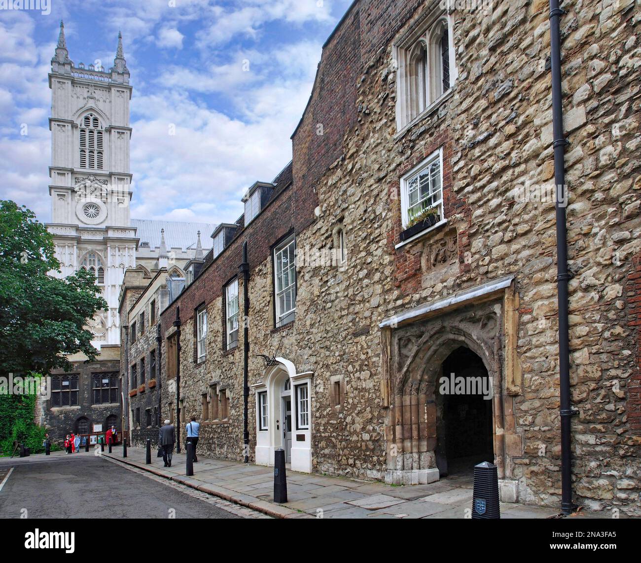 Ancienne façade en pierre usée de la rhw Westminster School à Londres, dans le Dean's Yard adjacent à l'abbaye de Westminster Banque D'Images