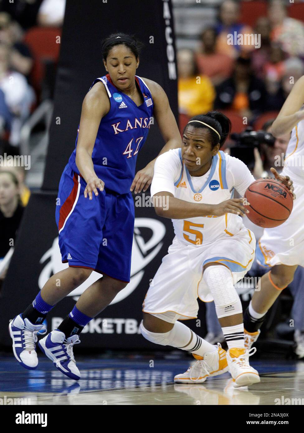 Tennessee guard Ariel Massengale, right, drives past Kansas guard Natalie Knight, left, during the first half of an NCAA women's tournament regional semifinal college basketball game, Saturday, March 24, 2012, in Des Moines, Iowa. (AP Photo/Charlie Neibergall) Banque D'Images