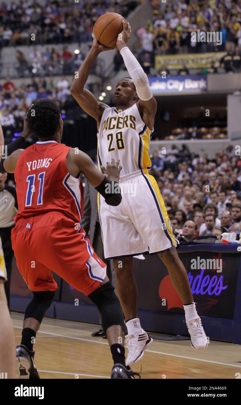 Indiana Pacers guard Leandro Barbosa, right, shoots over Los Angeles Clippers guard Nick Young in the second half of an NBA basketball game against the Los Angeles Clippers in Indianapolis, Tuesday, March 20, 2012. (AP Photo/Michael Conroy) Banque D'Images