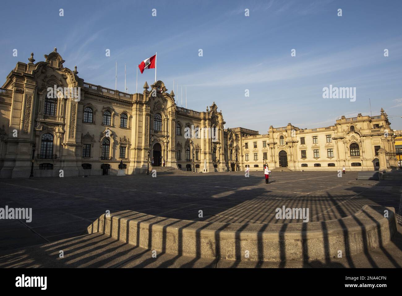 Garde d'honneur dans la cour du Palais du Gouvernement ; Lima, Pérou Banque D'Images