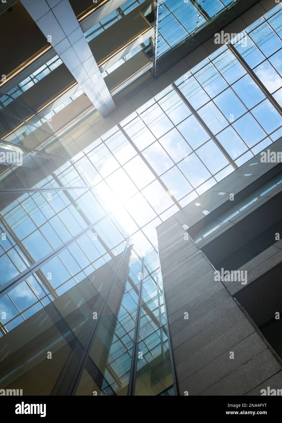 Immeuble de bureaux moderne, prise de vue en angle bas avec vue sur le ciel et les rayons du soleil. Banque D'Images
