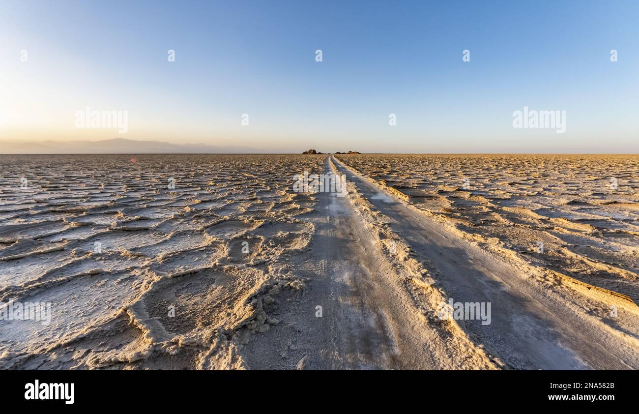 Le lac de sel de Karum (Lac Assale) au coucher du soleil, la dépression Danakil ; région Afar, Ethiopie Banque D'Images