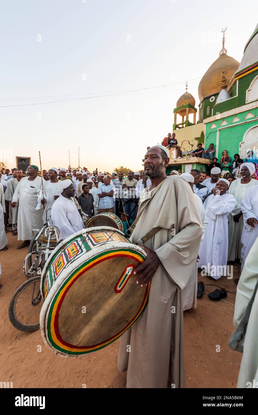 Batteur soufi au dhikr, ou souvenir d'Allah, cérémonie de dévotion à la mosquée Hamid el-Nil ; Omdurman, Khartoum, Soudan Banque D'Images