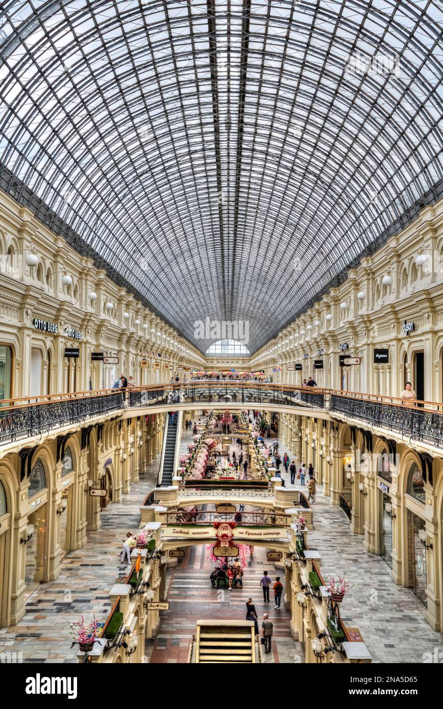 Centre commercial GUM avec un plafond incurvé de fenêtres ; Moscou, Russie Banque D'Images