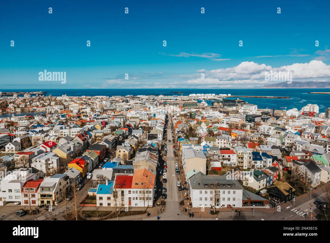 Vue sur Reykjavík, depuis le sommet de Hallgrimskirkja ; Reykjavik, Islande Banque D'Images