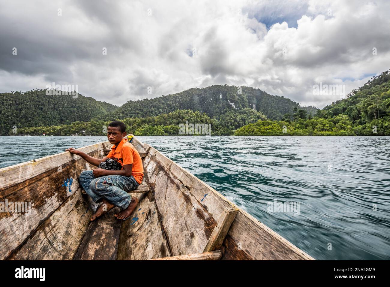 Garçon papoue sur un bateau sur la rivière Warsambin ; Papouasie occidentale, Indonésie Banque D'Images