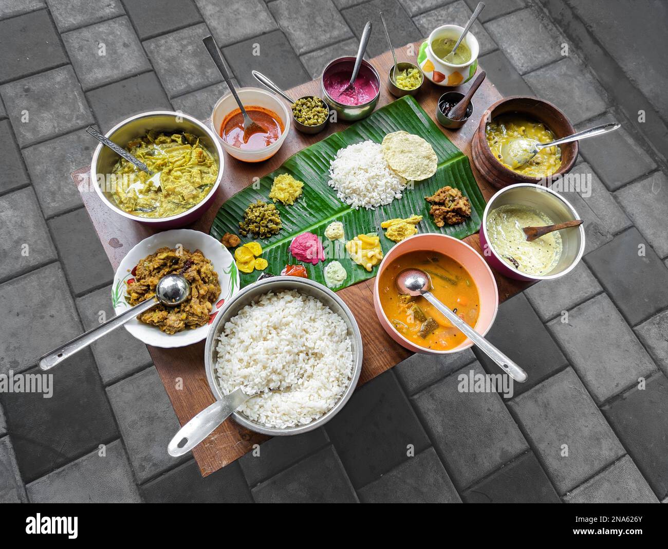 assiette de cuisine traditionnelle du sud de l'inde avec du riz dans une feuille de banane et une variété de plats disposés dans une table Banque D'Images
