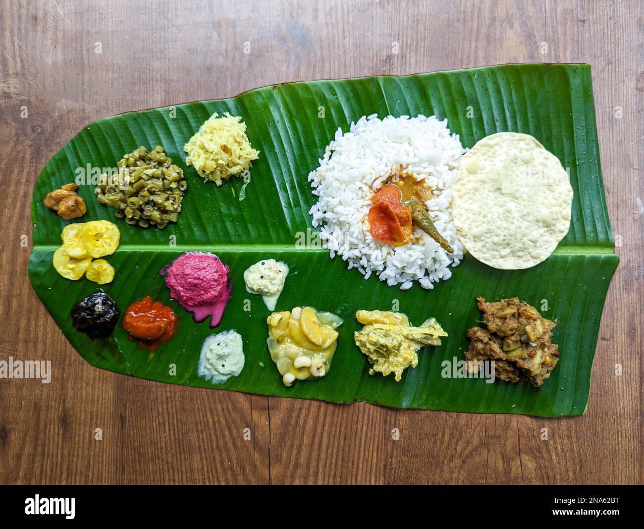 assiette de cuisine traditionnelle du sud de l'inde avec riz et autres plats variés servis dans une feuille de banane pour un festival ou une occasion Banque D'Images