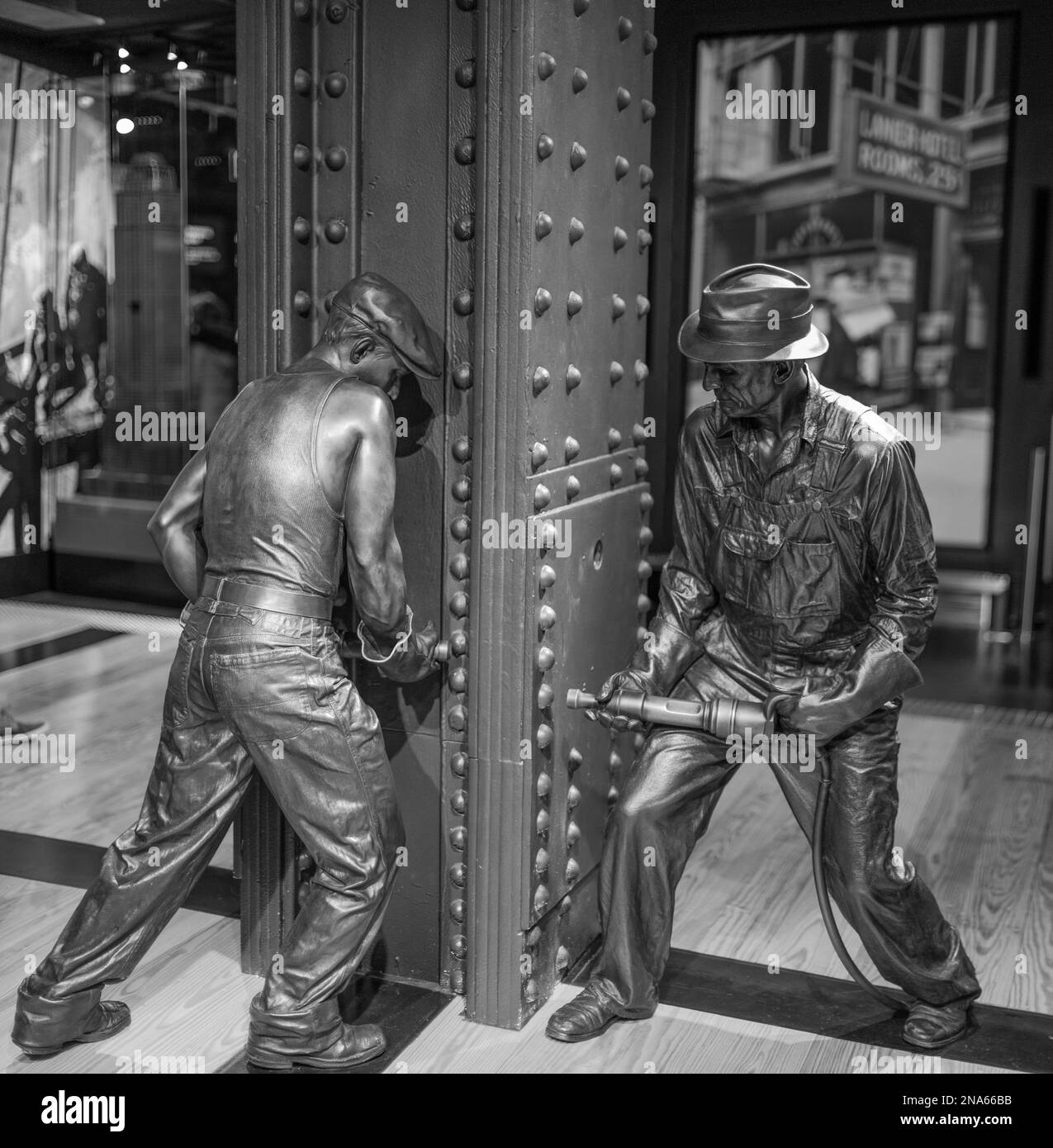 Sculpture représentant la construction de l'Empire State Building ; New York City, New York, États-Unis d'Amérique Banque D'Images