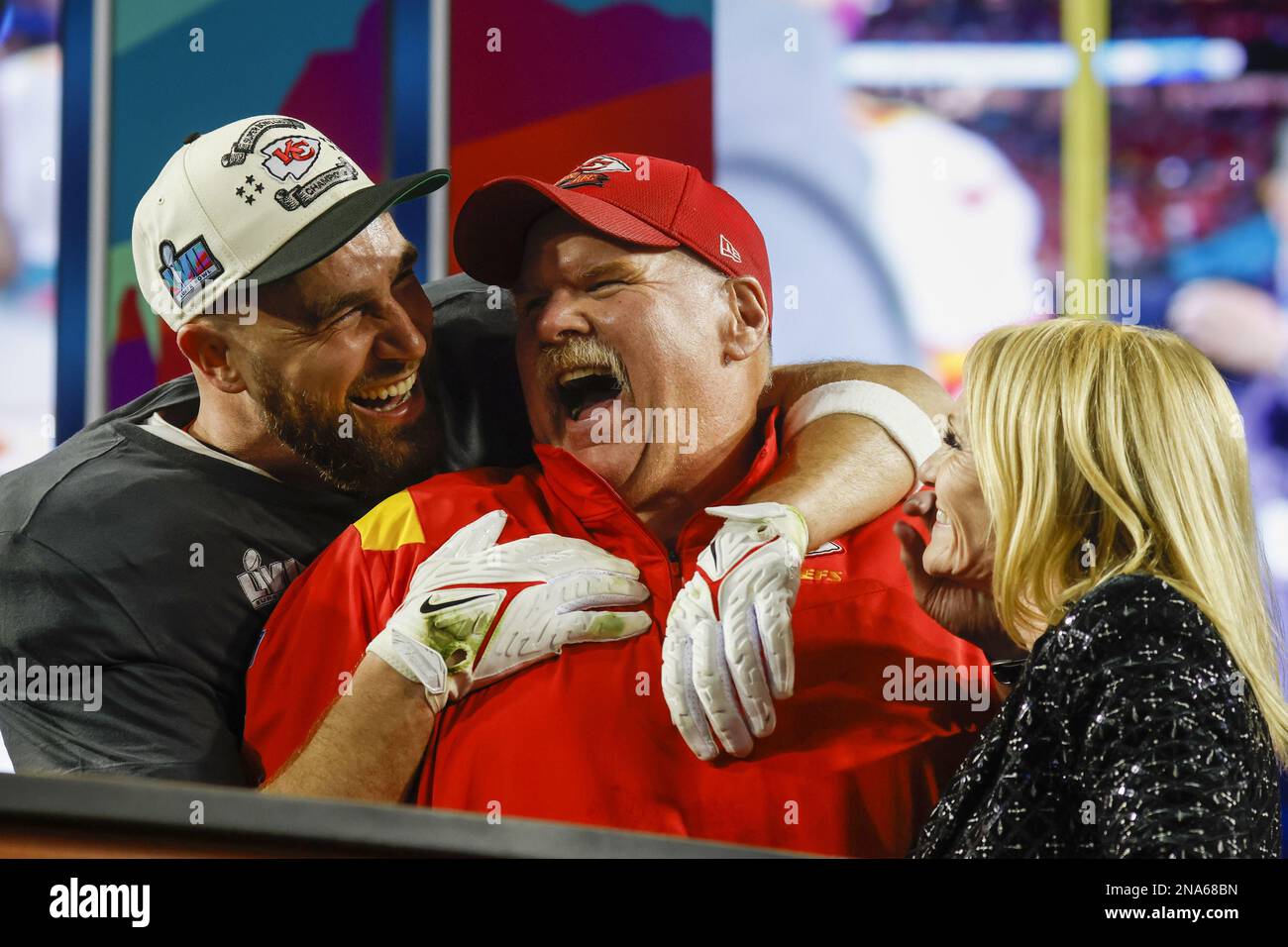 Glendale, États-Unis. 12th févr. 2023. Andy Reid, entraîneur-chef de Kansas City Chiefs, célèbre avec Tight End Travis Kelce après avoir remporté le Super Bowl LVII en battant les Philadelphia Eagles 38-35 au State Farm Stadium de Glendale, Arizona, dimanche, 12 février 2023. Photo de John Angelillo/UPI crédit: UPI/Alay Live News Banque D'Images