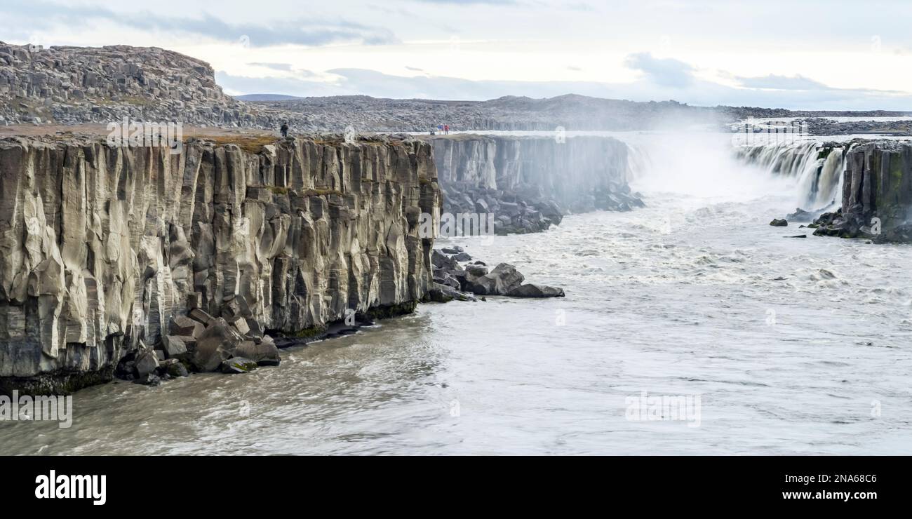 La cascade Dettifoss, dans le parc national de Vatnajokull, est réputée pour être la deuxième cascade la plus puissante d'Europe après les chutes du Rhin Banque D'Images