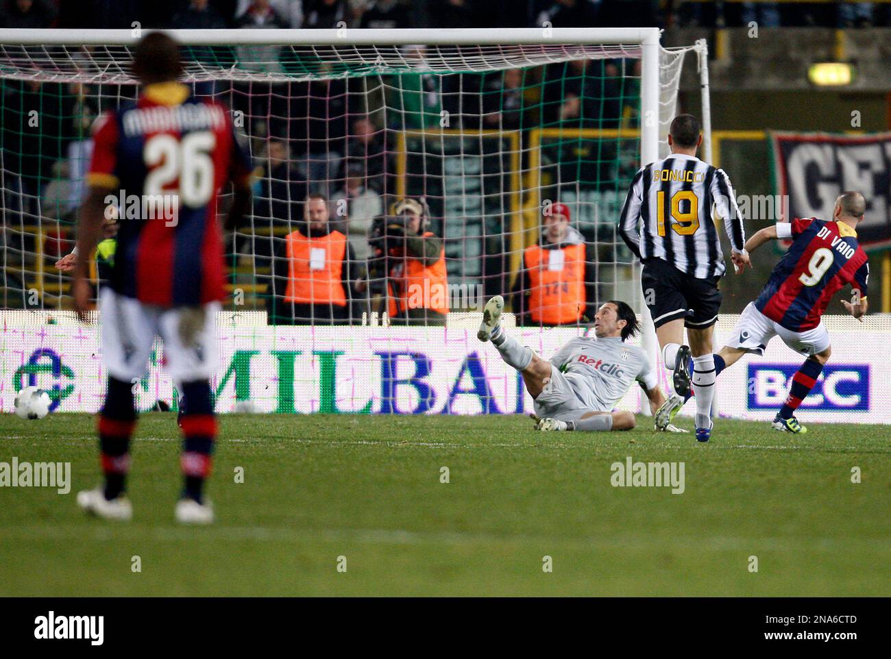 Bologna forward Marco Di Vaio, right, scores a goal during the Serie A soccer match between Bologna and Juventus at the Dall'Ara stadium in Bologna, Italy, Wednesday, March 7, 2012. (AP Photo/Antonio Calanni) Banque D'Images