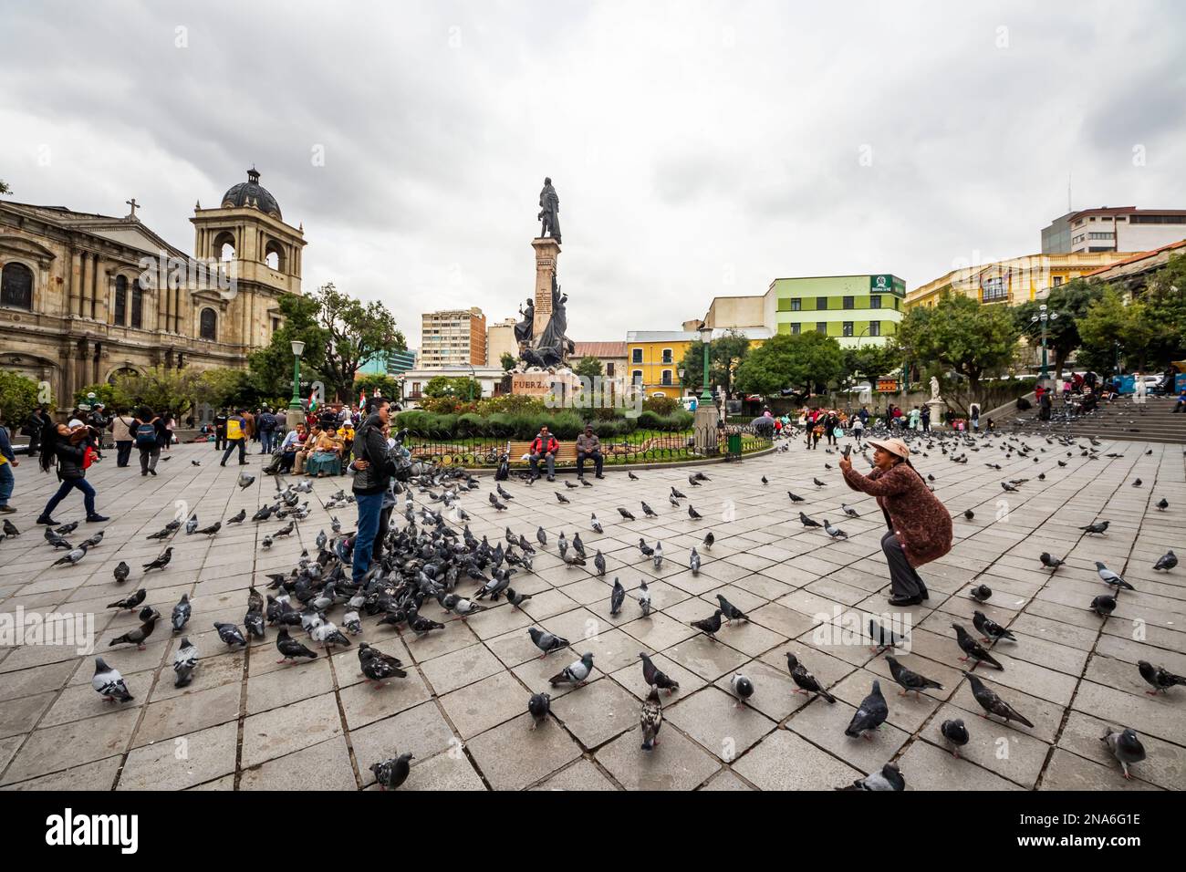 Personnes posant avec des pigeons sur la Plaza Murillo ; la Paz, Bolivie Banque D'Images