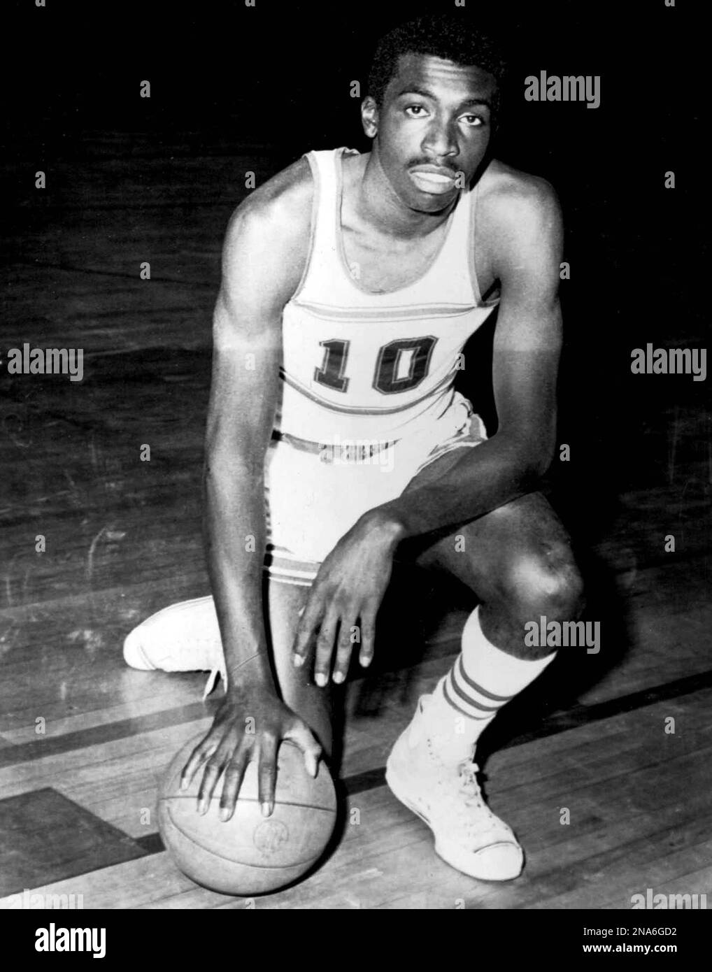 This 1967 file photo shows Earl Monroe of Winston-Salem State College. On Tuesday March 6, 2012 Monroe was announced as part of the 10-member class that will be inducted into the National Collegiate Basketball Hall of Fame in November. The rest of the class includes Patrick Ewing from Georgetown, Willis Reed of Grambling. and Clyde Lovellette of Kansas was selected along with North Carolina's Phil Ford and Wyoming's Kenny Sailors. Dave Robbins, who won more than 700 games at Virginia Union, and joins former Kentucky coach Joe B. Hall as the two coaches to be inducted. Businessmen Jim Host and  Banque D'Images