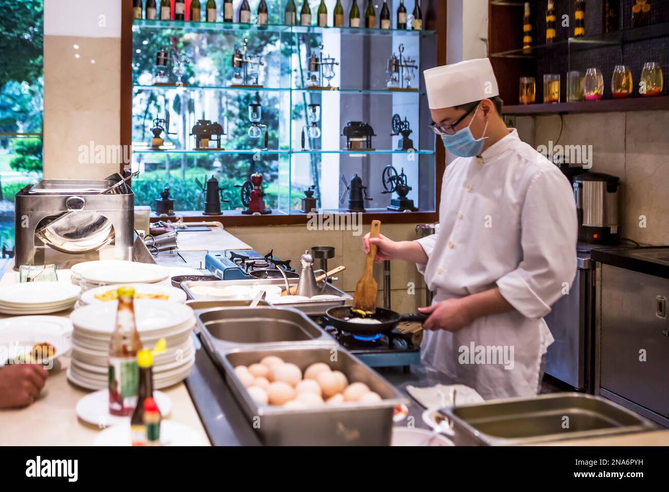 Un chef d'hôtel prépare le petit déjeuner en Chine ; Guangzhou Shi, Guangdong Sheng, Chine Banque D'Images