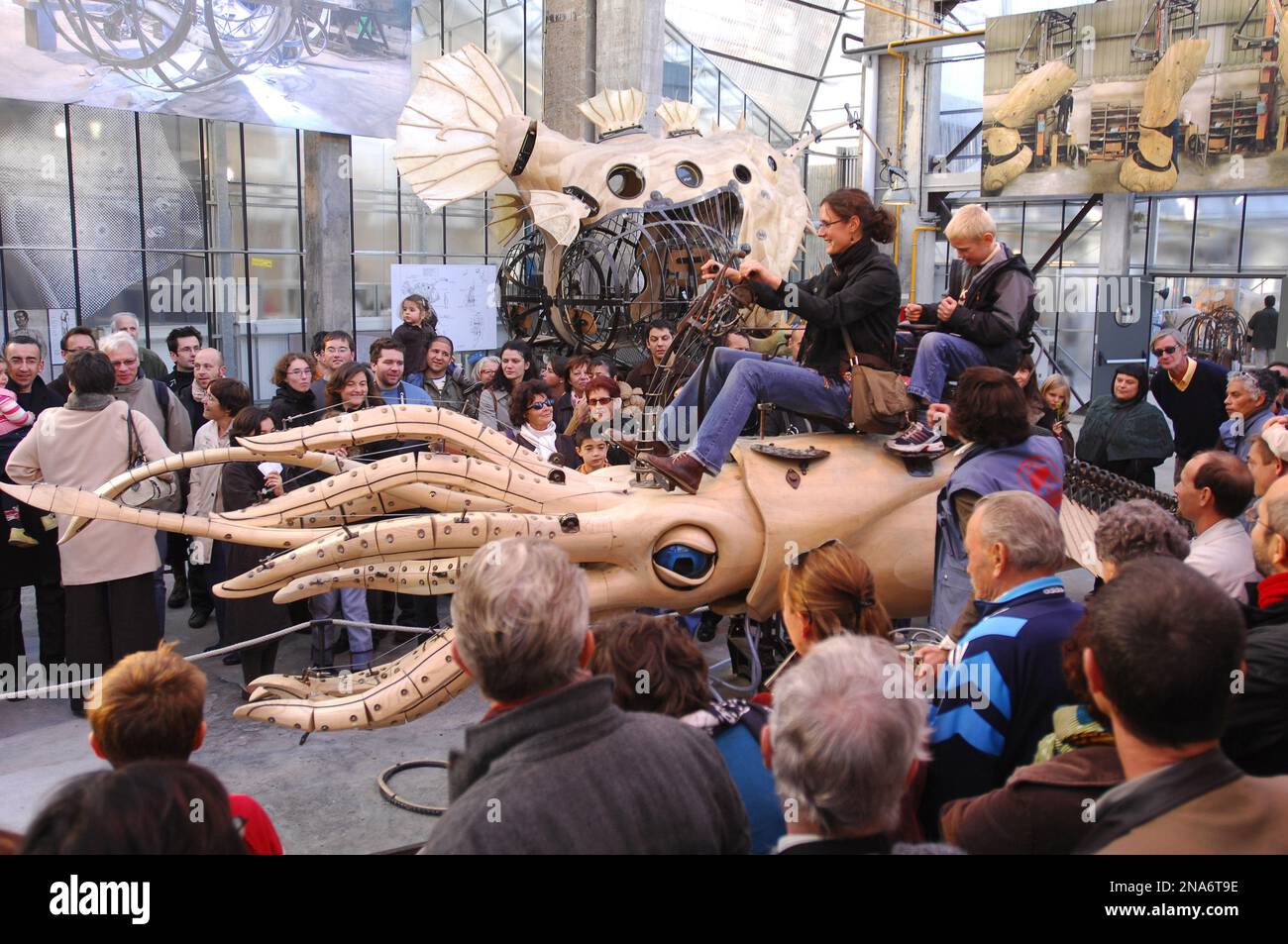 France. Pays de la Loire. Loire-Atlantique (44). Nantes. Touristes à bord de l'escoud dans la galerie des machines. Créé par François Delaroziere, Banque D'Images