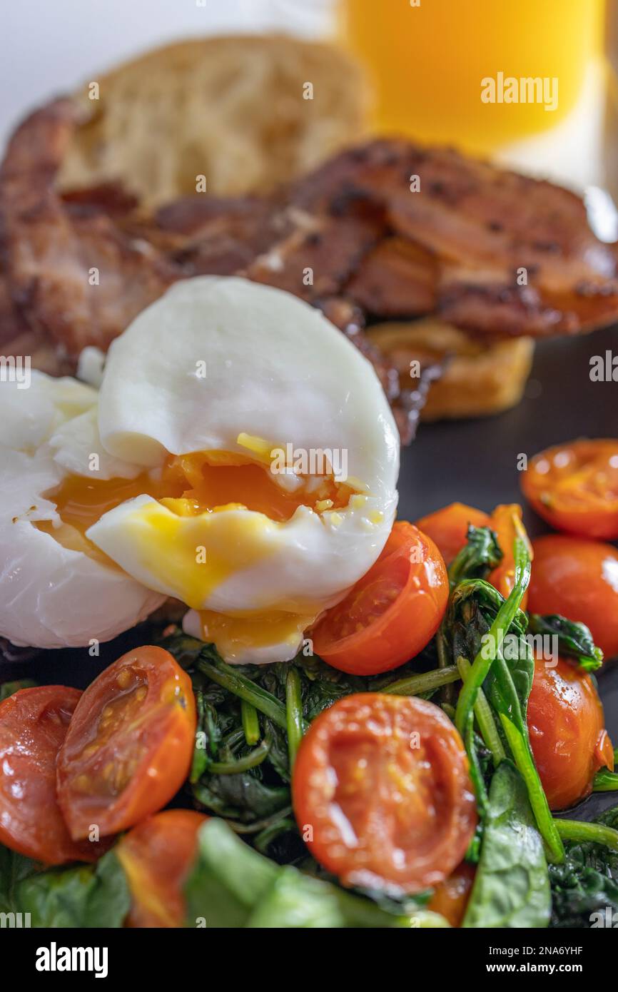 Œufs pochés, tartinades le matin, meilleur petit déjeuner, œufs pochés doux, bacon, tomates frites, petit déjeuner, tomates Banque D'Images