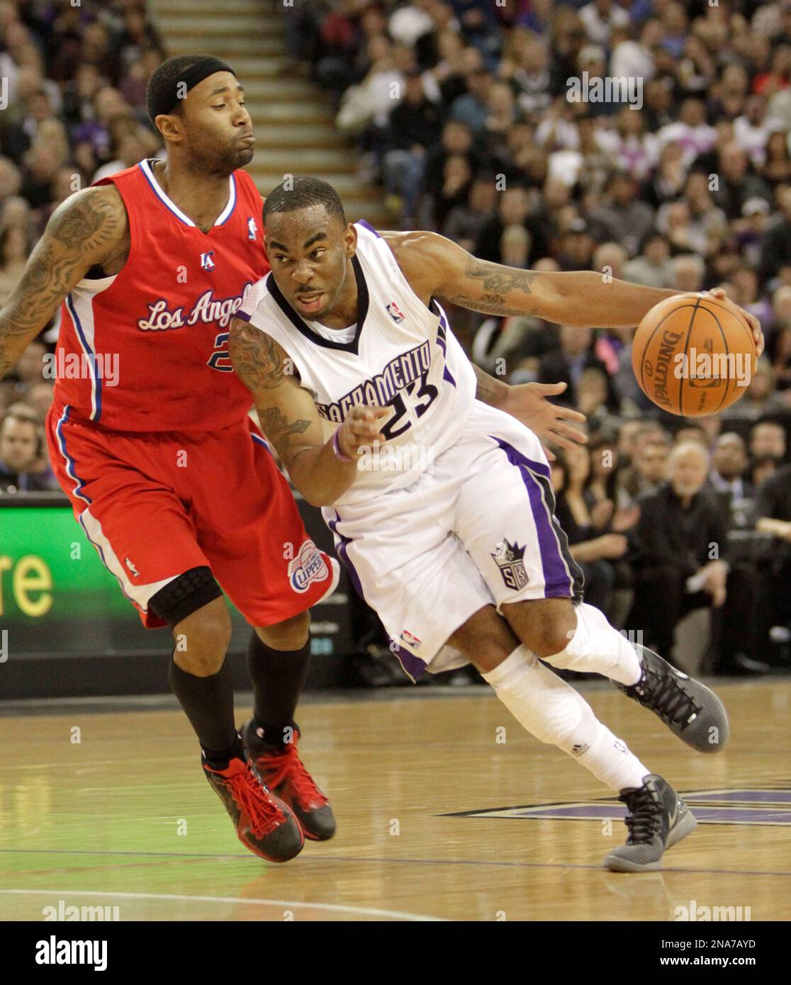 Sacramento Kings guard Marcus Thornton, right, drives to the basket against Los Angeles Clippers Mo Williams, during the fourth quarter of an NBA basketball game in Sacramento, Calif., Thursday, March 1, 2012. The Clippers beat the Kings 108-100.(AP Photo/Rich Pedroncelli) Banque D'Images