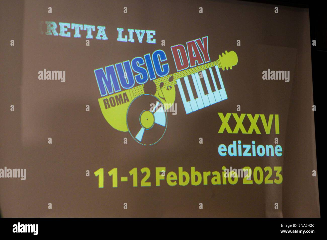 Rome, Italie, Italie. 12th févr. 2023. Jour de clôture de l'édition 36th de la Foire du vinyle 'MusicdayRoma' à l'Hôtel Mercury à Rome. Au coin de la réunion, présentation et conférence de presse du dernier CD de Muro del Canto intitulé 'Mastrale'. Le groupe de chant a signé son CD aux fans qui ont assisté à l'occasion. (Credit image: © Daniela Franceschelli/Pacific Press via ZUMA Press Wire) USAGE ÉDITORIAL SEULEMENT! Non destiné À un usage commercial ! Banque D'Images