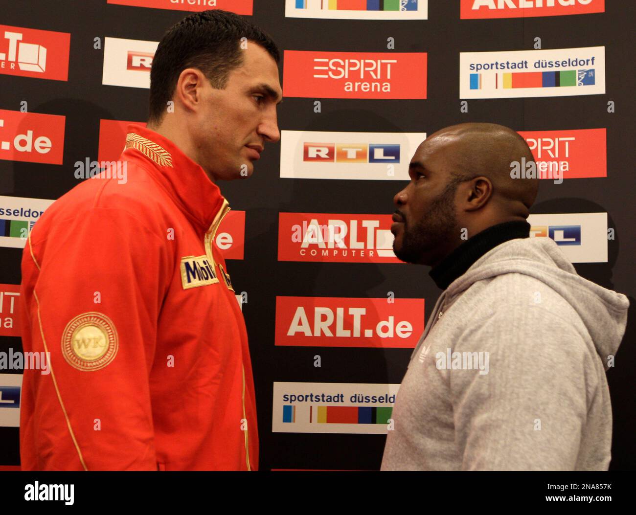 Ukraine's boxer Wladimir Klitschko, left, and Jean-Marc Mormeck of France pose for photographers during a press conference prior to their WBA, IBF, WBO and IBO heavyweight title bout in Duesseldorf, Germany, Monday, Feb. 27, 2012. (AP Photo/Frank Augstein) Banque D'Images