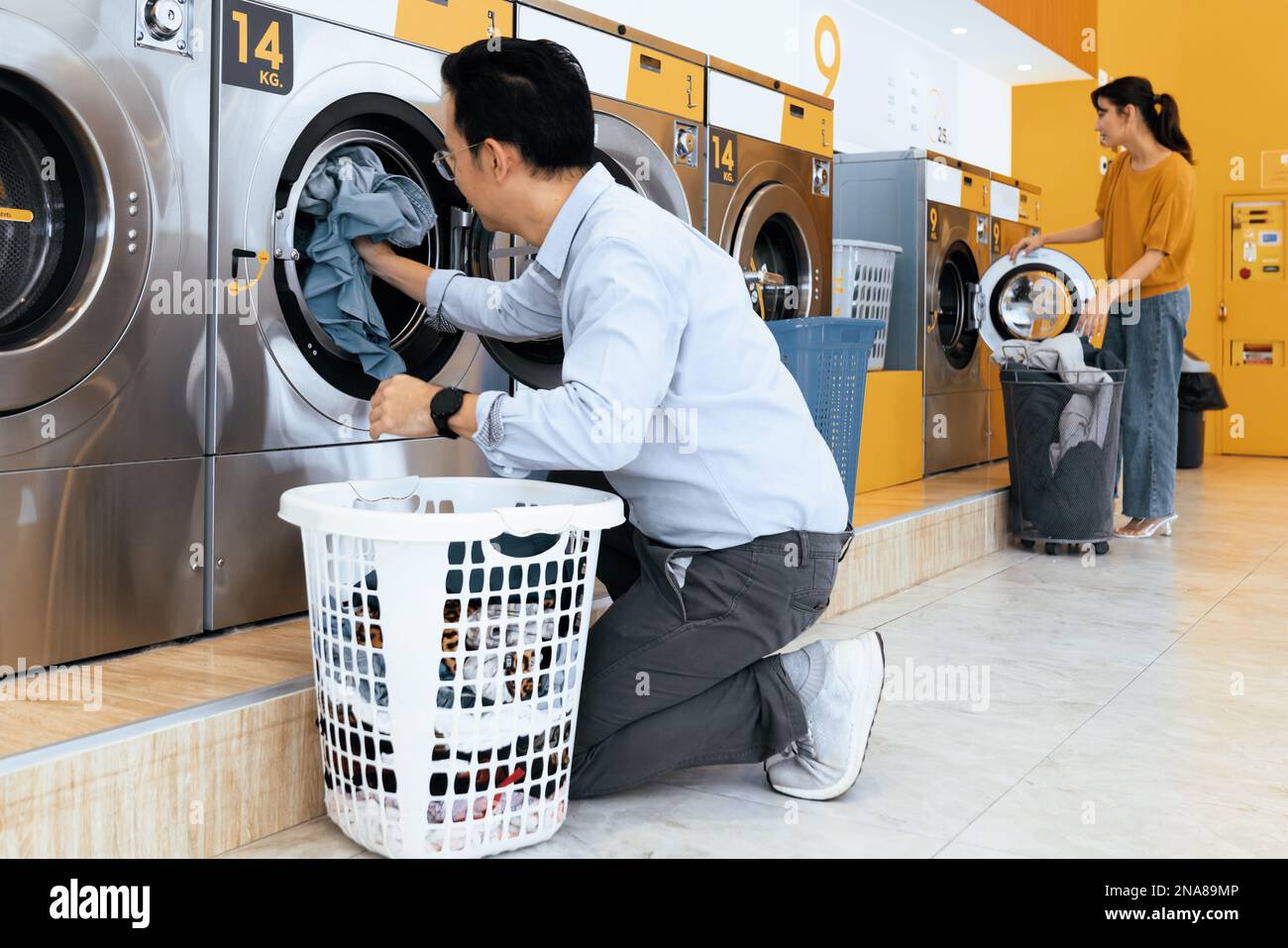 Les Asiatiques utilisent une machine à laver qualifiée à pièces dans la  salle publique pour laver leurs chiffons. Concept d'un self-service de  blanchisserie commerciale et Photo Stock - Alamy
