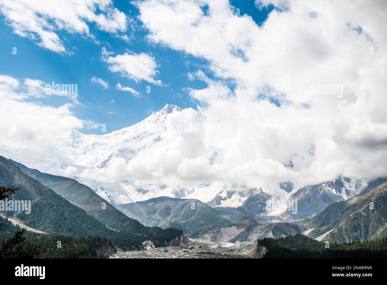 Les montagnes de Fairy Meadows Nanga Parbat avec un ciel bleu ciel nuageux en arrière-plan, Pakistan Banque D'Images