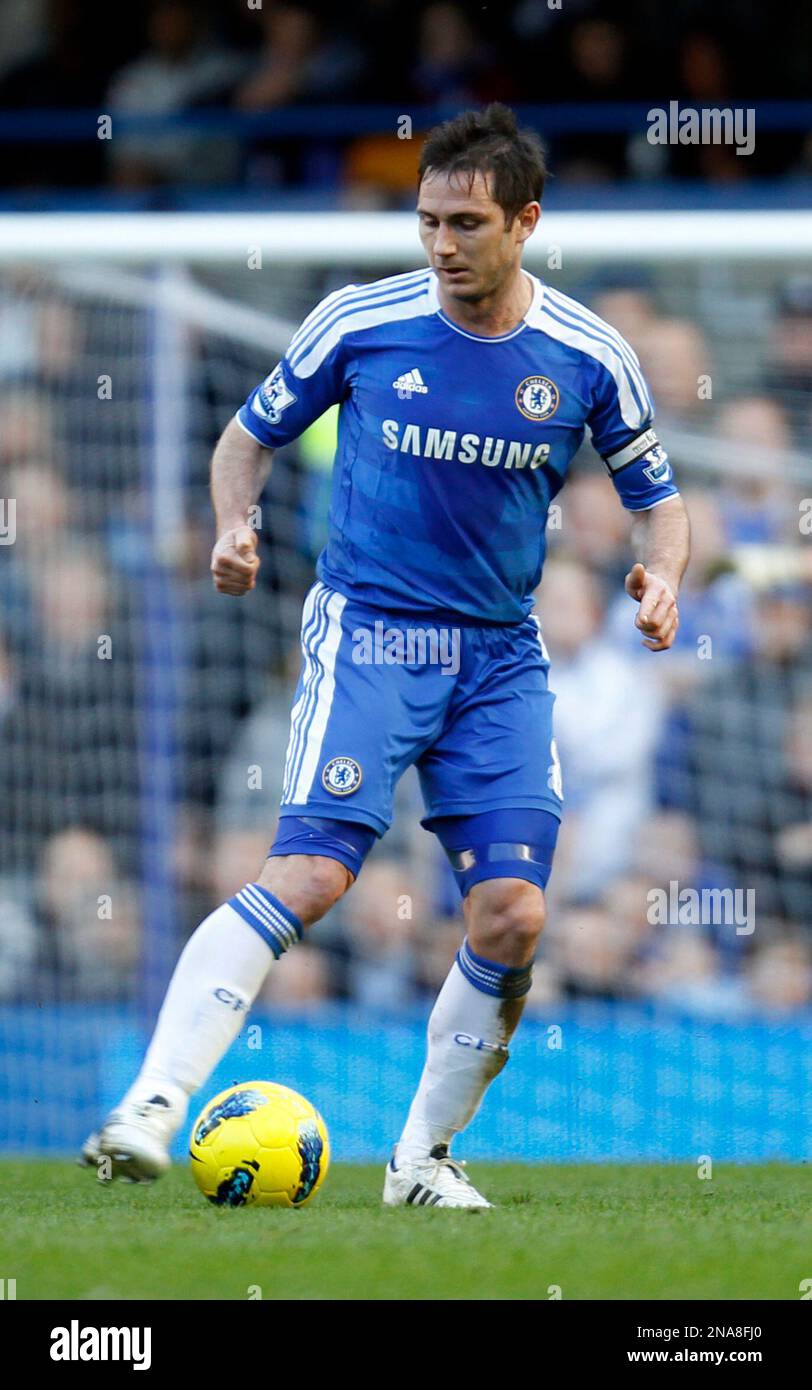 Chelsea's captain Frank Lampard, controls the ball during an Premier League soccer match against Bolton Wanderers at Stamford Bridge ground in London, Saturday, Feb. 25, 2012. Chelsea won the match 3-0. (AP Photo/Lefteris Pitarakis) Banque D'Images
