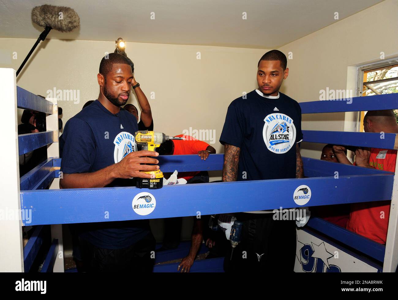 NBA players Carmelo Anthony, rioght and Dwayne Wade help put up a new bunk beds in the Tangelo Park neighborhood as part of the NBA Cares All-Star Day of Service on Feb 24, 2012 in Orlando, Fla. (Scott A. Miller/AP Images for Rebuilding Together) Banque D'Images