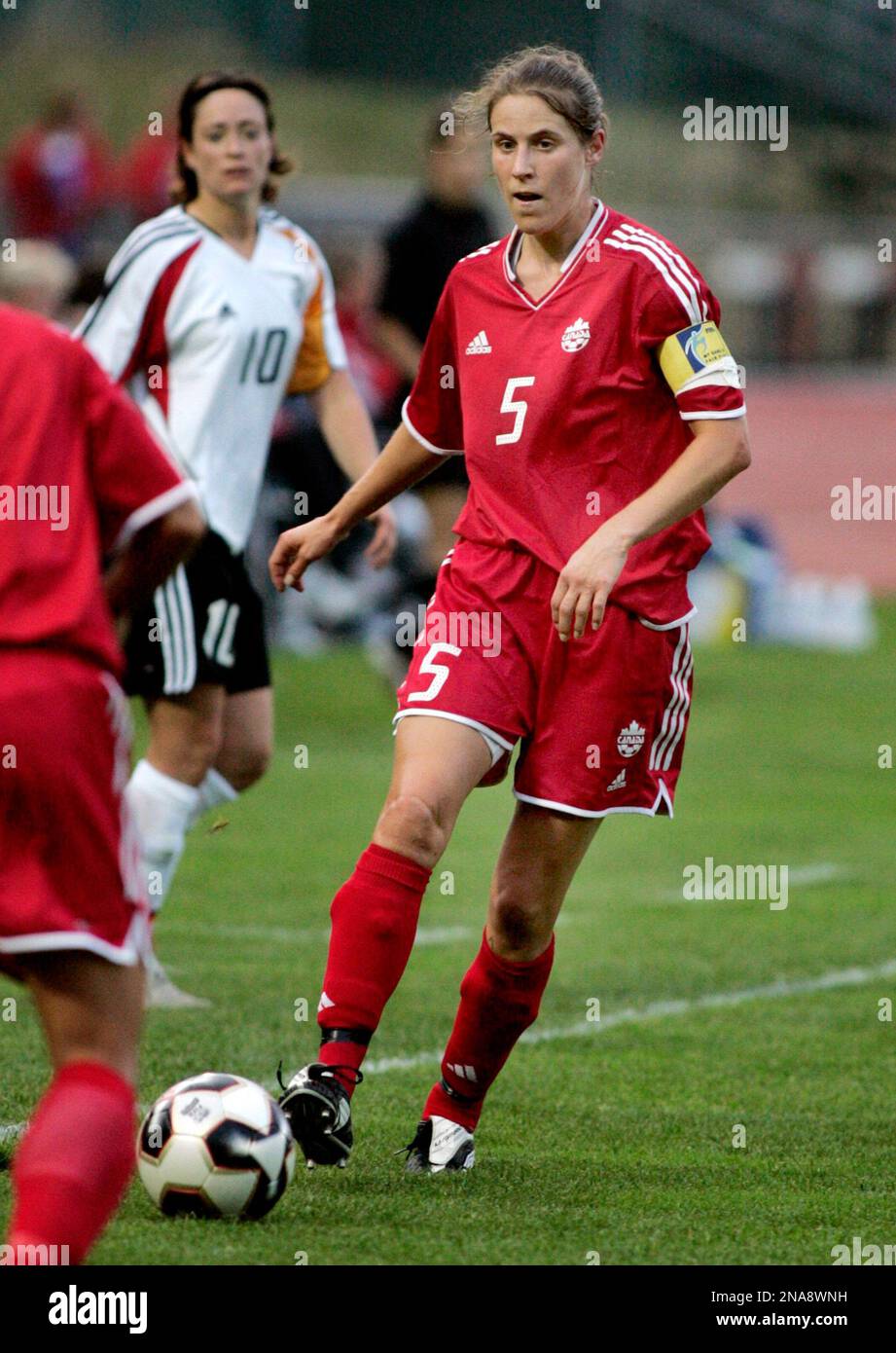 Canada's Andrea Neil (5) takes control of the ball in Burnaby, B.C. in this Sept. 1, 2005 file photo. Charmaine Hooper and Andrea Neil lead the new class of inductees for Canada's Soccer Hall of Fame. THE CANADIAN PRESS/Chuck Stoody Banque D'Images