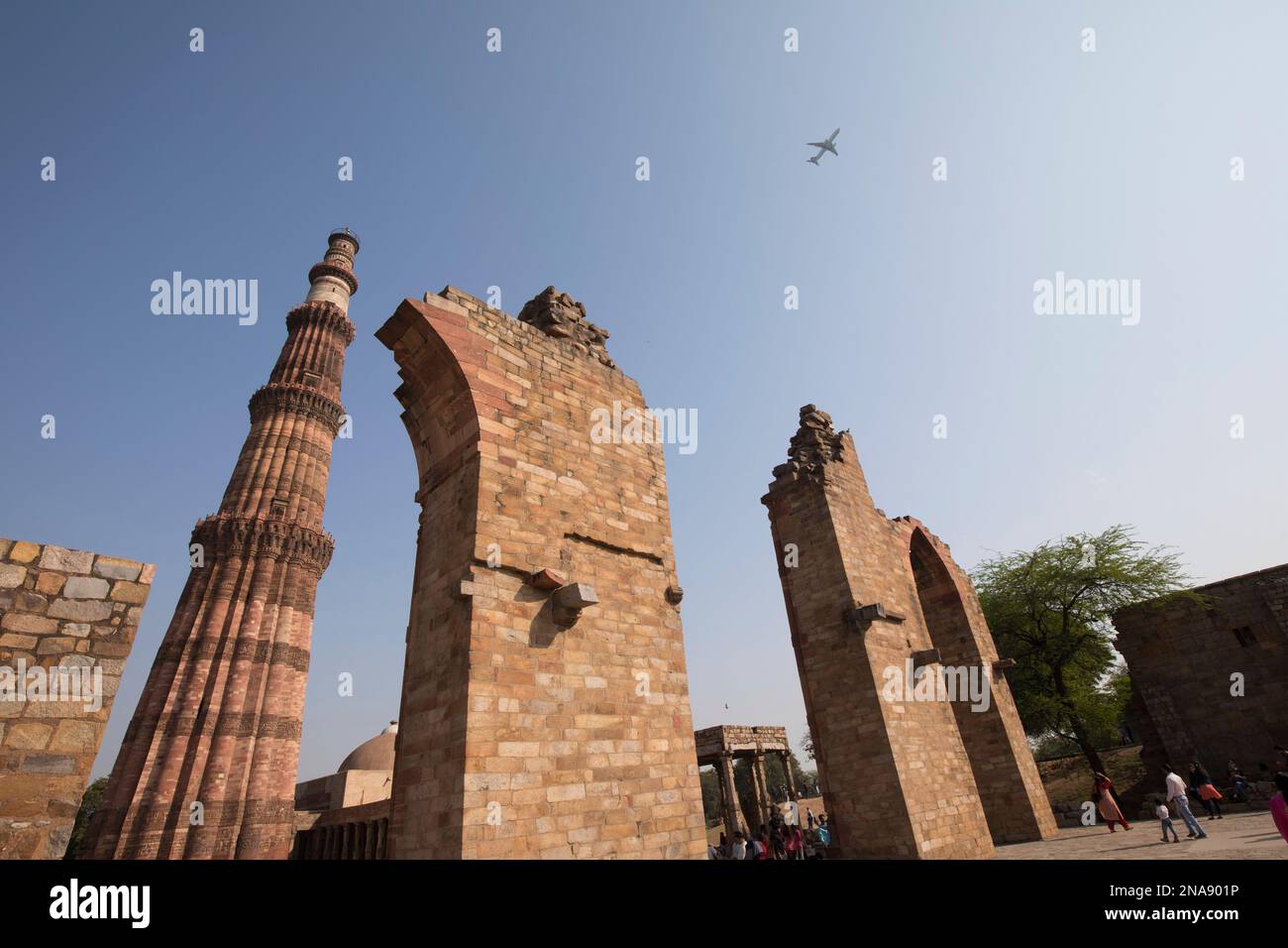 Qutb Minar, Tour et Arche avec avion depuis l'aéroport de Delhi en passant par le complexe de Qutb, New Delhi, Inde Banque D'Images