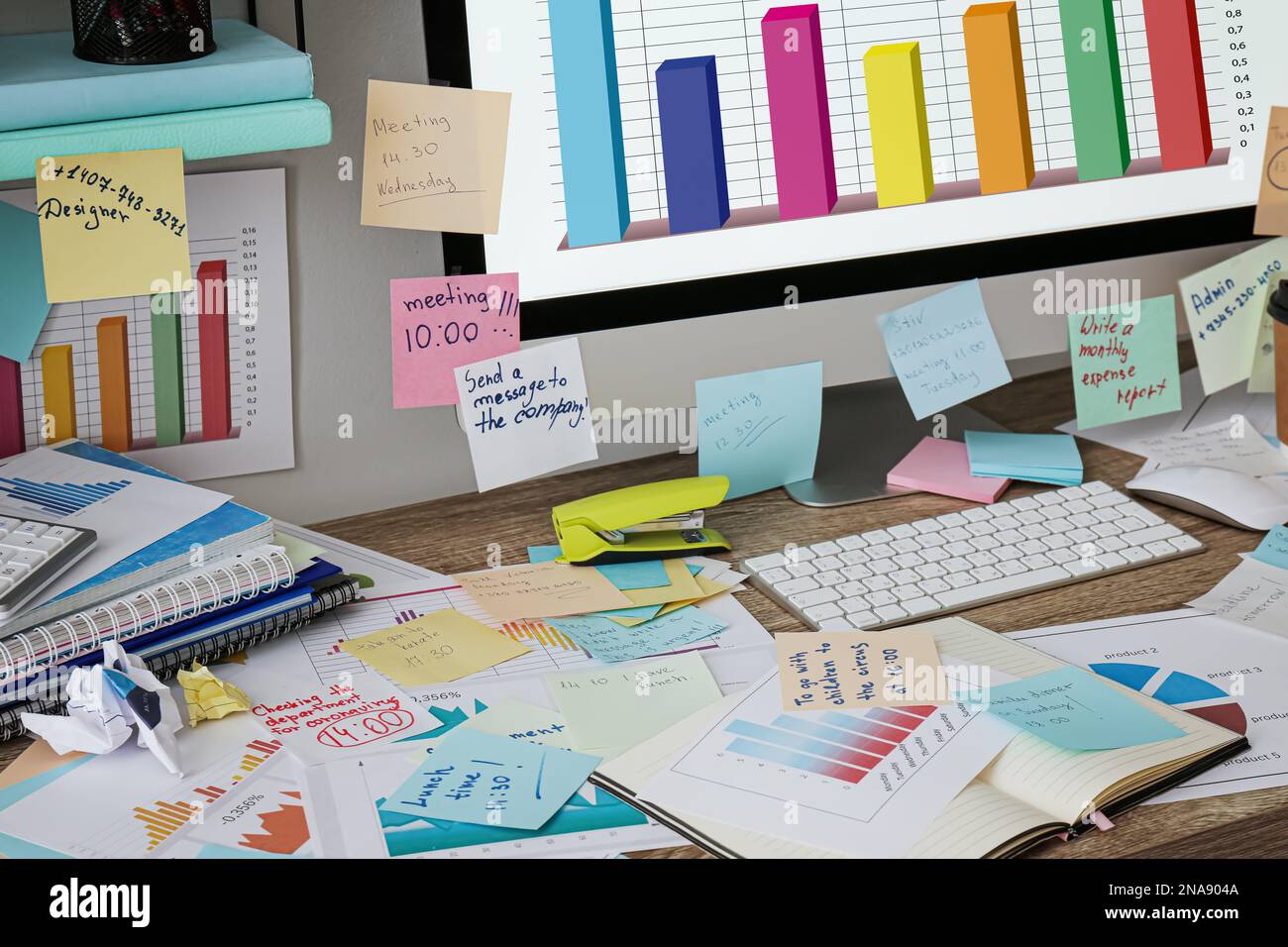 Ordinateur, notes et papeterie de bureau dans le désordre sur le bureau.  Débordé de travail Photo Stock - Alamy