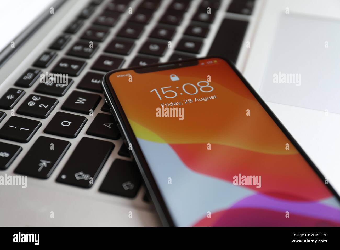 MYKOLAIV, UKRAINE - 28 AOÛT 2020 : iPhone 11 sur ordinateur portable MacBook, gros plan Banque D'Images