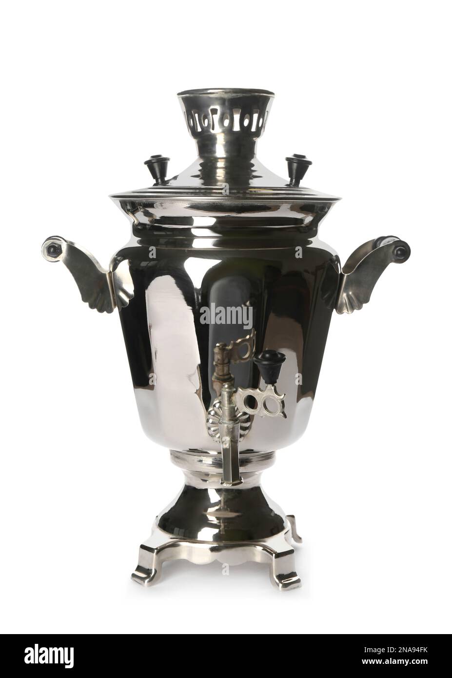 Samovar russe traditionnel isolé sur blanc. Ustensiles de cuisine Banque D'Images