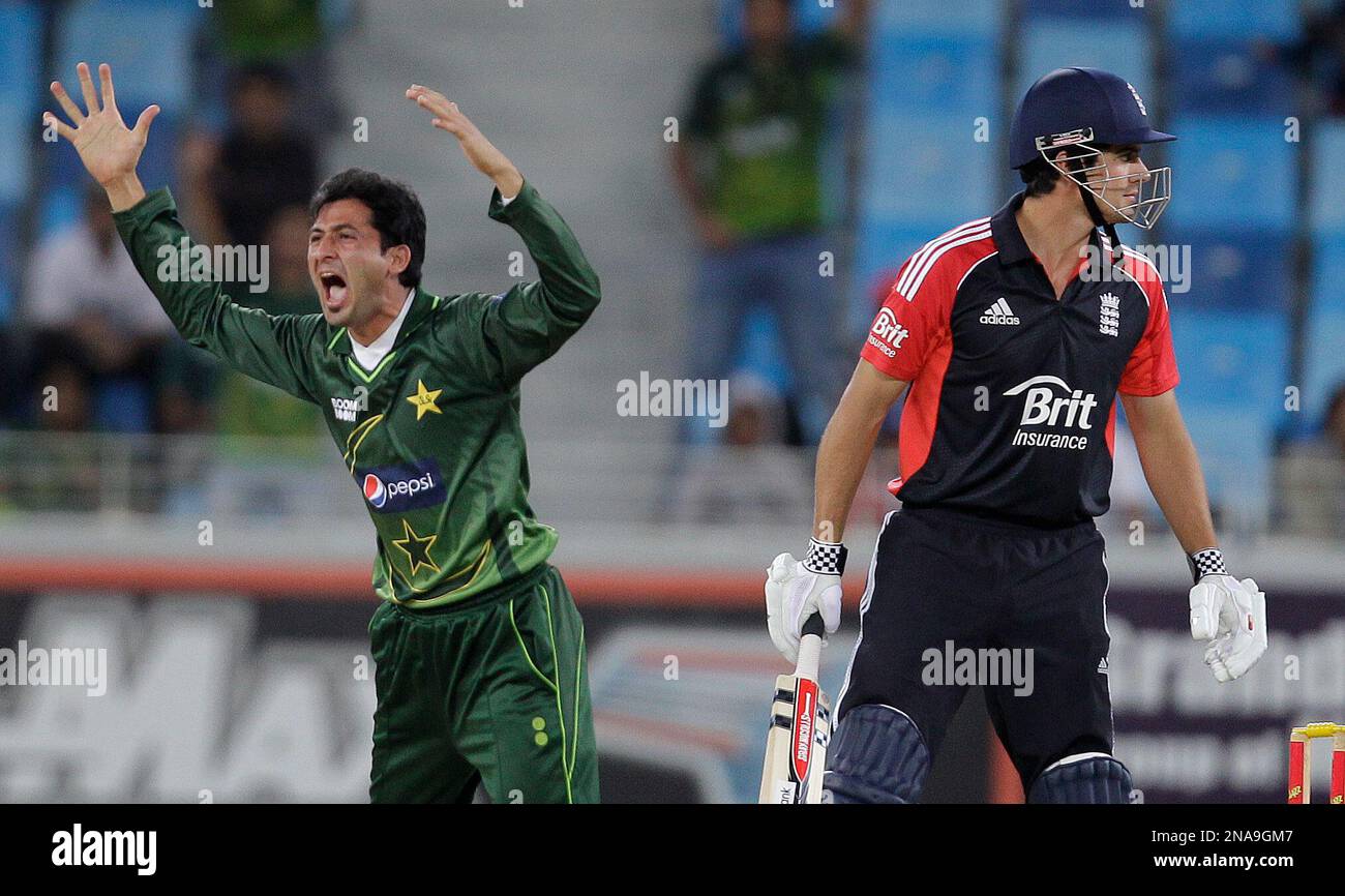 Pakistan's Junaid Khan, left, celebrates taking the wicket of England's captain Alastair Cook, right, lbw during the fourth One Day International cricket match between England and Pakistan at the Dubai International Cricket Stadium in Dubai, United Arab Emirates, Tuesday, Feb. 21, 2012. (AP Photo/Hassan Ammar) Banque D'Images