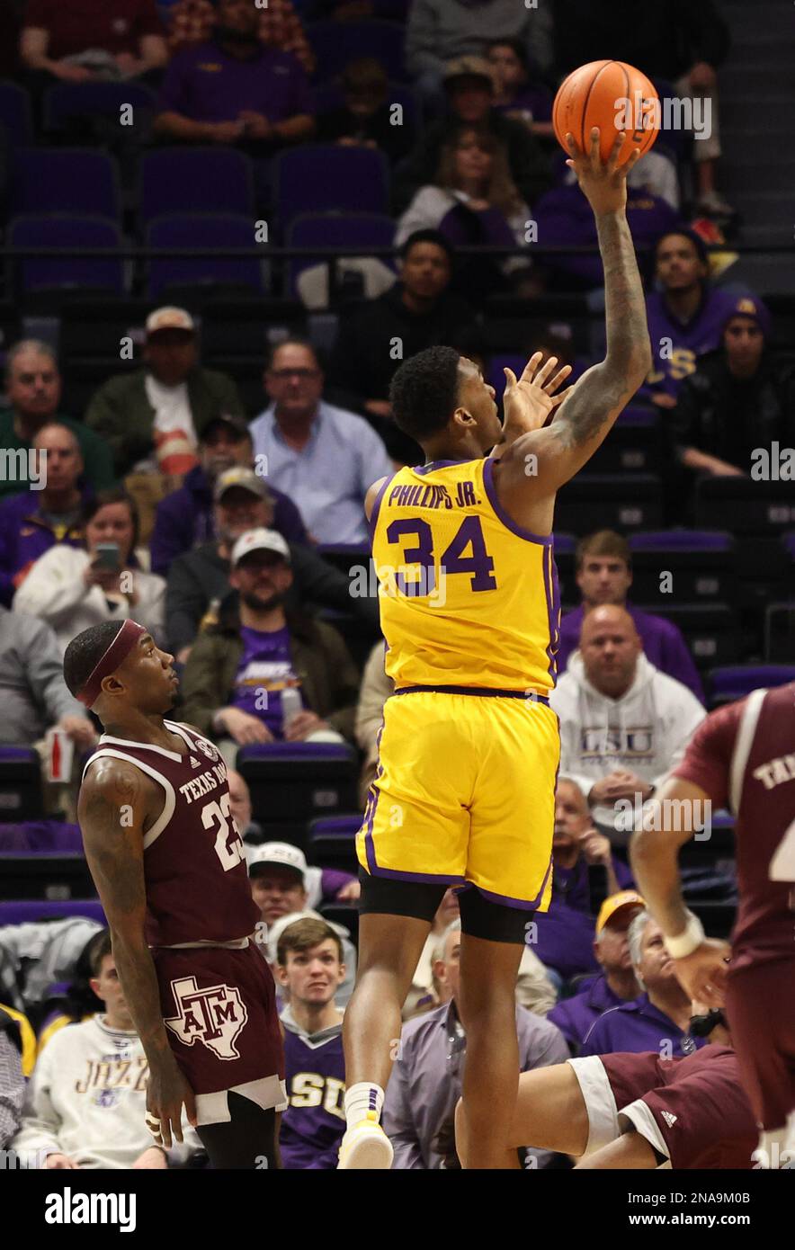 Shawn Phillips Jr. (34), joueur de la LSU Tigers, tire un flotteur lors