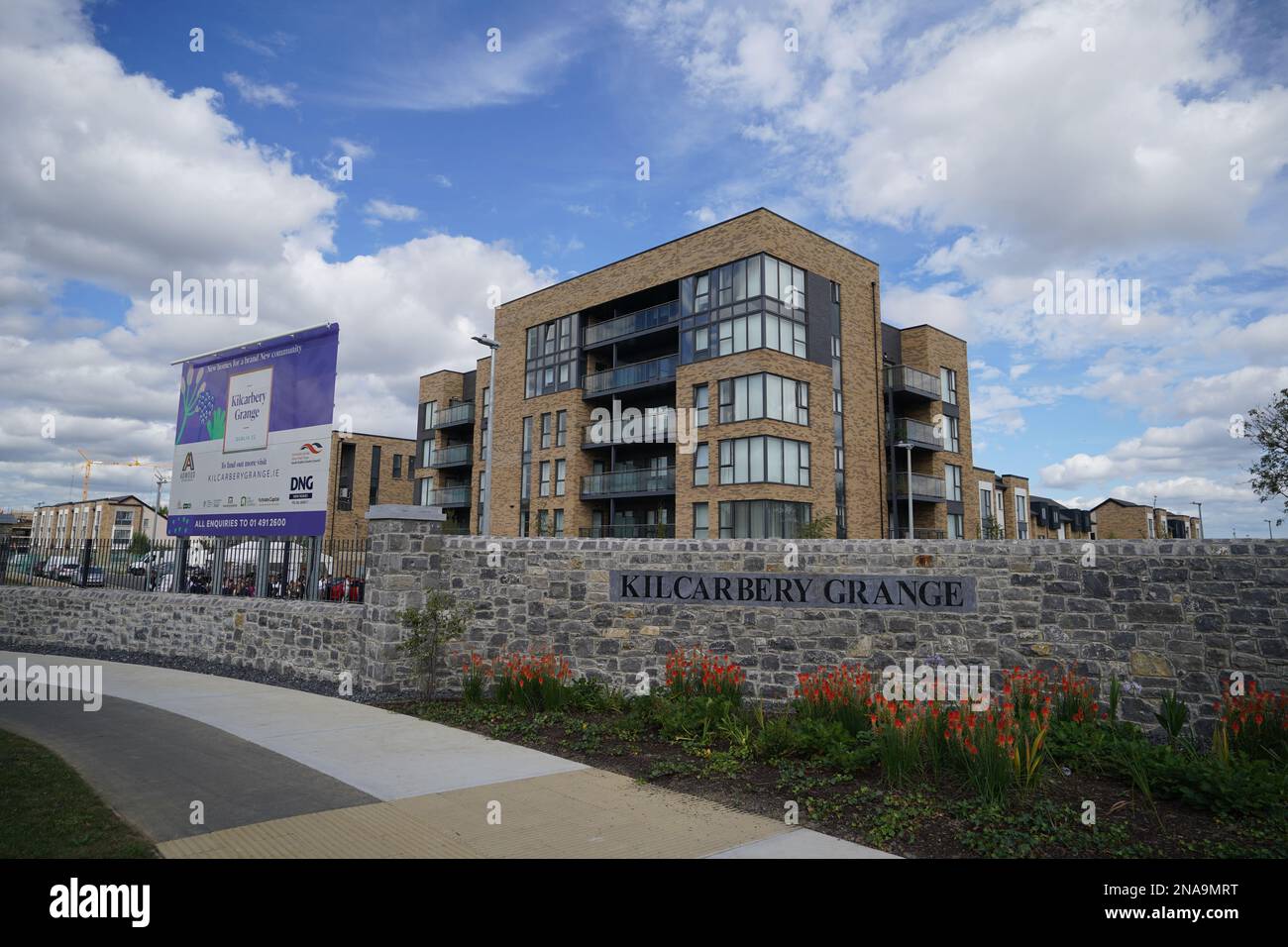 Photo du dossier datée du 23/08/22 de nouvelles maisons en construction à Kilcarbery Grange à Dublin. Les nouvelles locations en Irlande au cours des trois derniers mois de l'année dernière ont été en moyenne de 13,7% plus élevées qu'au cours de la même période en 2021, le dernier rapport de location de Daft.ie montre. Le rapport du quatrième trimestre 2022 du site immobilier indique que le loyer moyen sur le marché national entre octobre et décembre était de 1 733 euros par mois, en hausse de 2,7% par rapport au troisième trimestre de l'année et de 126% par rapport au plus bas de 765 euros à la fin de 2011. Date de publication : lundi 13 février 2023. Banque D'Images