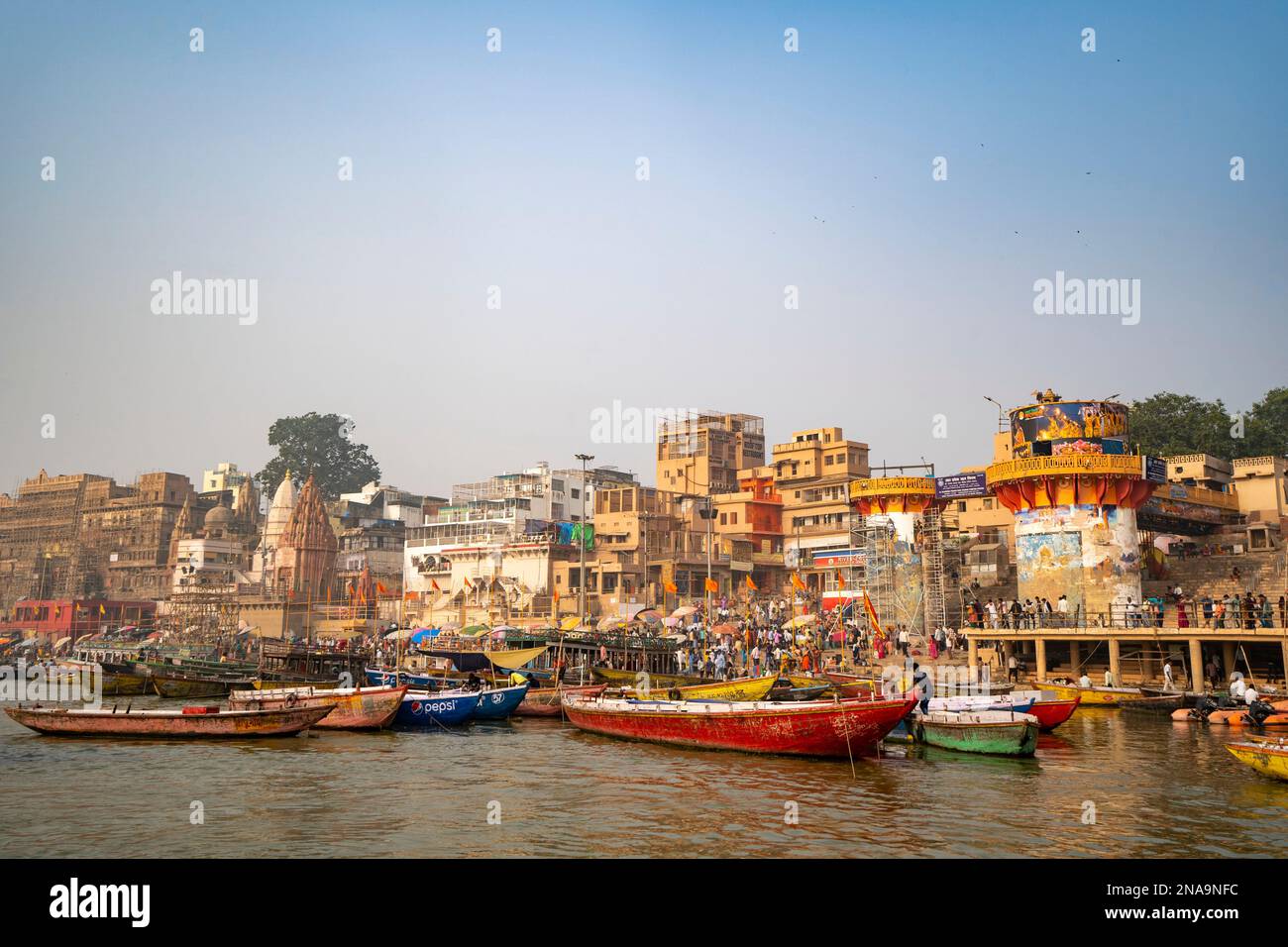 Varanasi ghats sur les rives du Gange ; Varanasi, Uttar Pradesh, Inde Banque D'Images