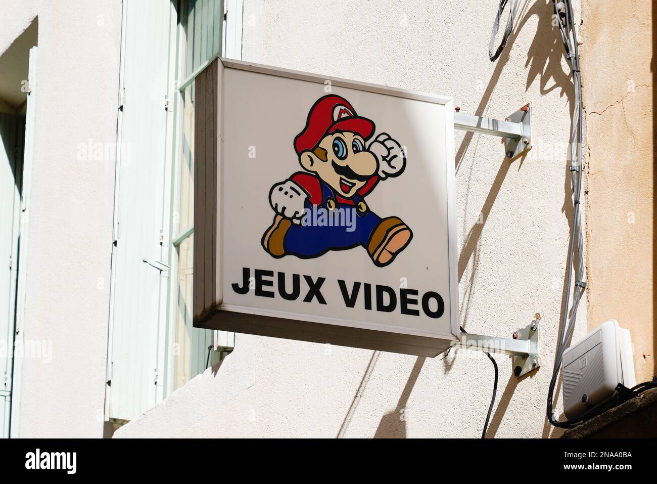 Bordeaux , Aquitaine France - 09 02 2023 : Nintendo Super Mario Bros logo de la marque de jeu et texte signe sur boutique jeu publicité jeu jouet Banque D'Images