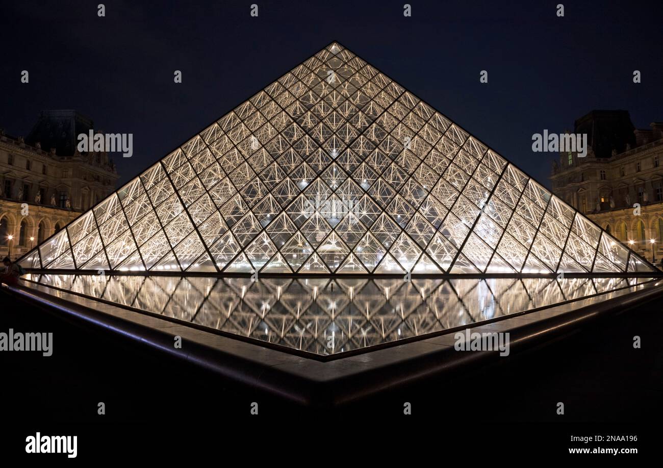 La Pyramide du Louvre illuminée la nuit à Paris ; Paris, France Banque D'Images