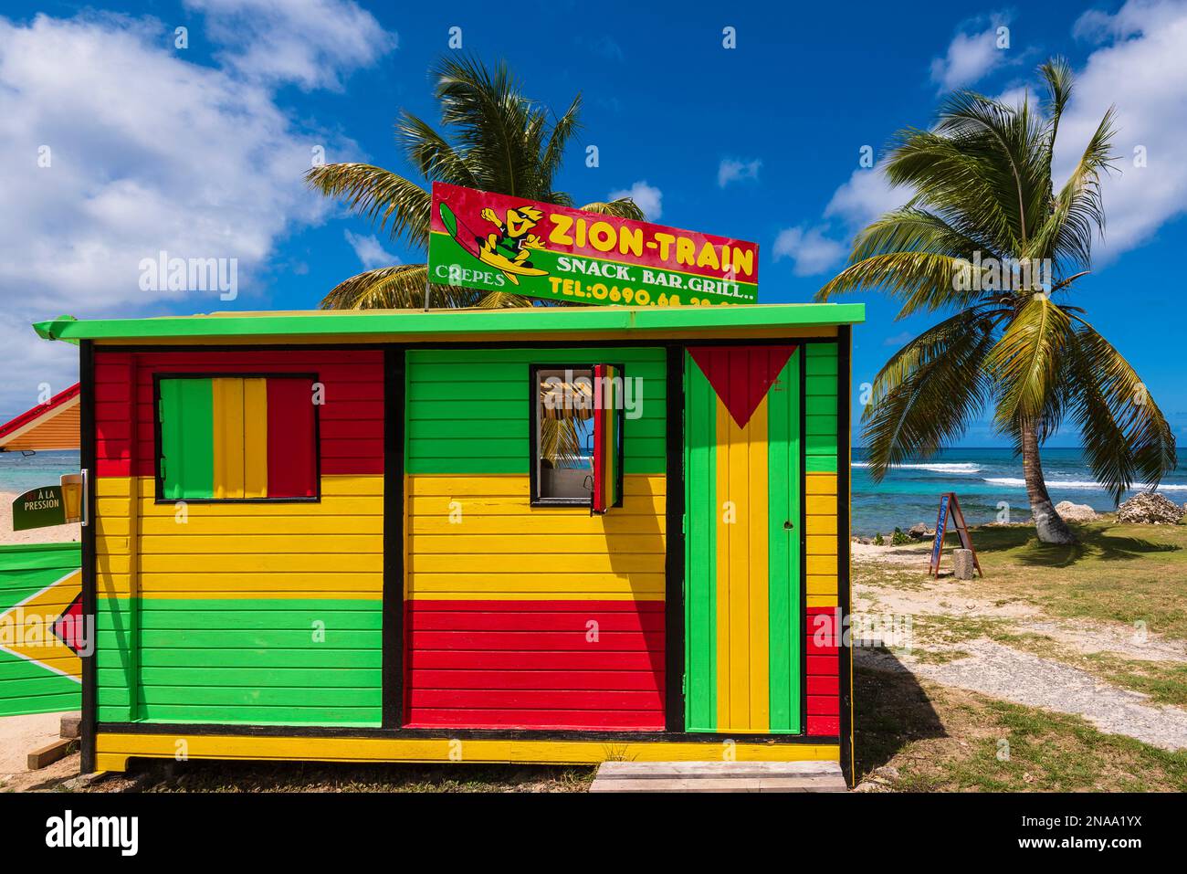 Snack-bar aux couleurs vives sur la plage d'Anse-Bertrand, Grand-Terre, Guadeloupe, Antilles françaises Banque D'Images