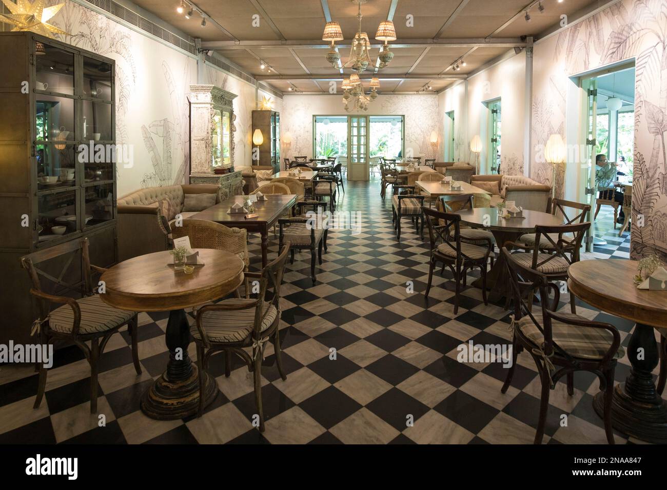 Un café avec des sols carrelés à carreaux et un éclairage doux ; Chennai, Tamil Nadu, Inde Banque D'Images