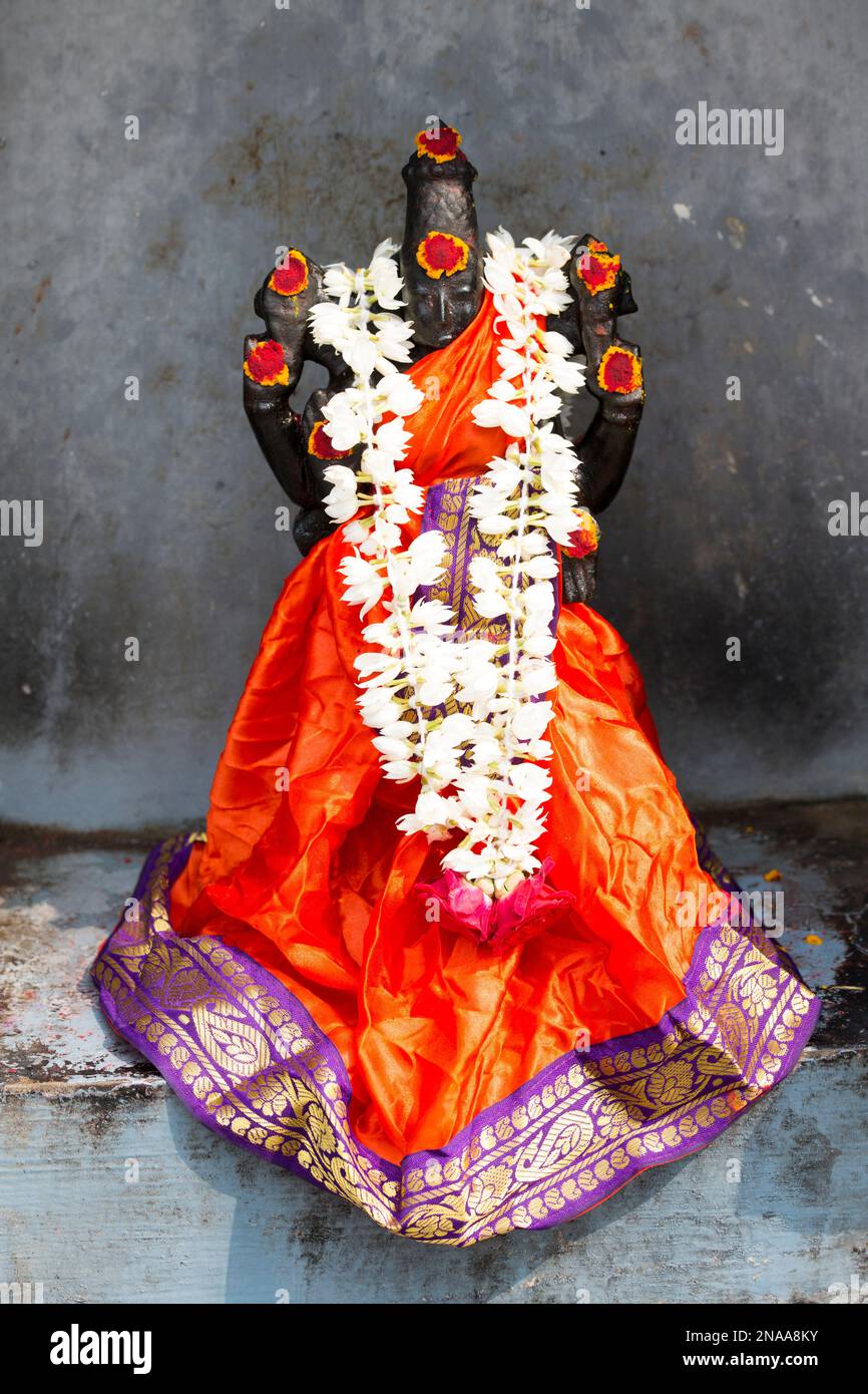 Divinité hindoue décorée pour le festival Pongal dans un village rural de l'Inde ; Tamil Nadu, Inde Banque D'Images