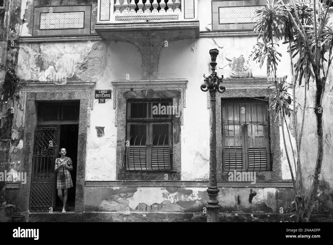 Largo do Boticário (place de l'apothicaire) à Cosme Velho avec une maison coloniale néo-classique portugaise en ruine ; Rio de Janeiro, Brésil Banque D'Images
